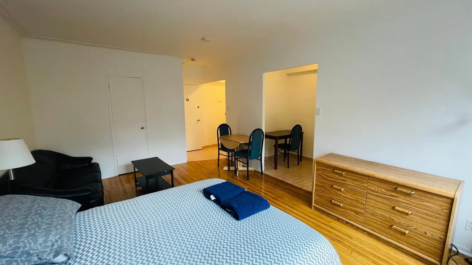Stylish Montreal Apartment: Comfortable Stay In The Golden Square Mile 0*,  Canada