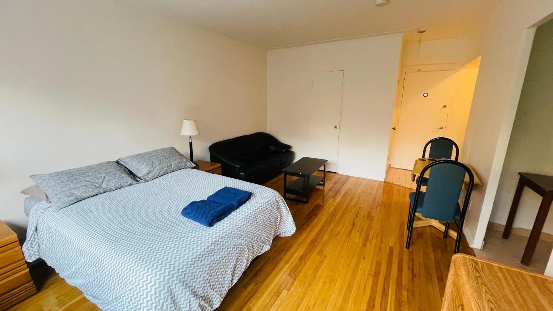 Stylish Montreal Apartment: Comfortable Stay In The Golden Square Mile